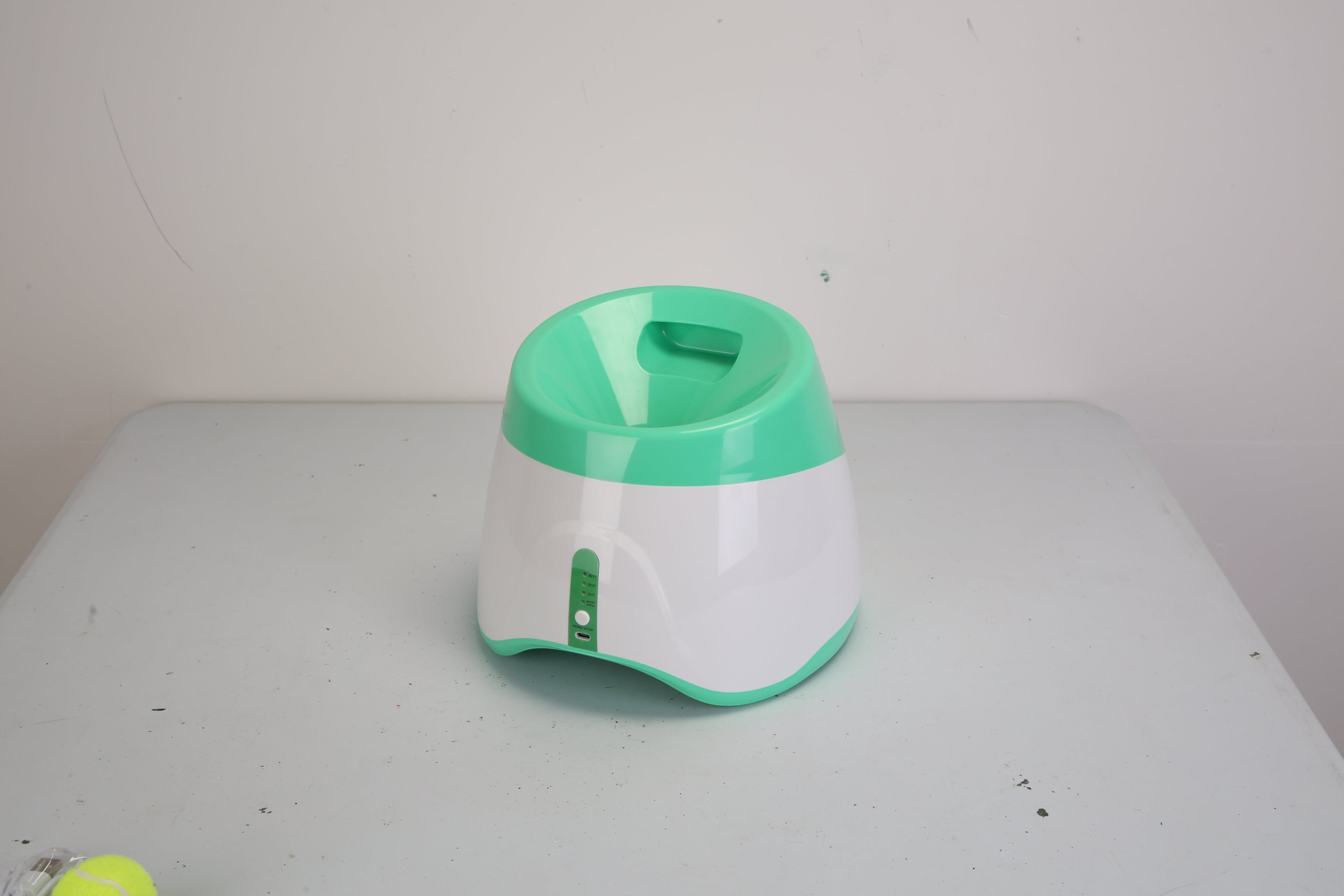 Furlouve automatic dog ball launcher, white and green ABS, with 3 distance settings and safety sensor.